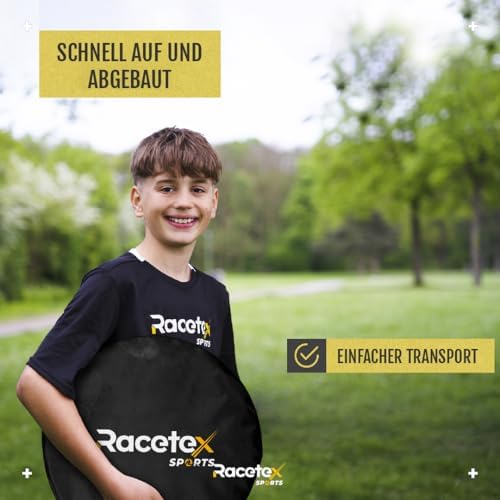 Kinder spielen mit Fußballtor